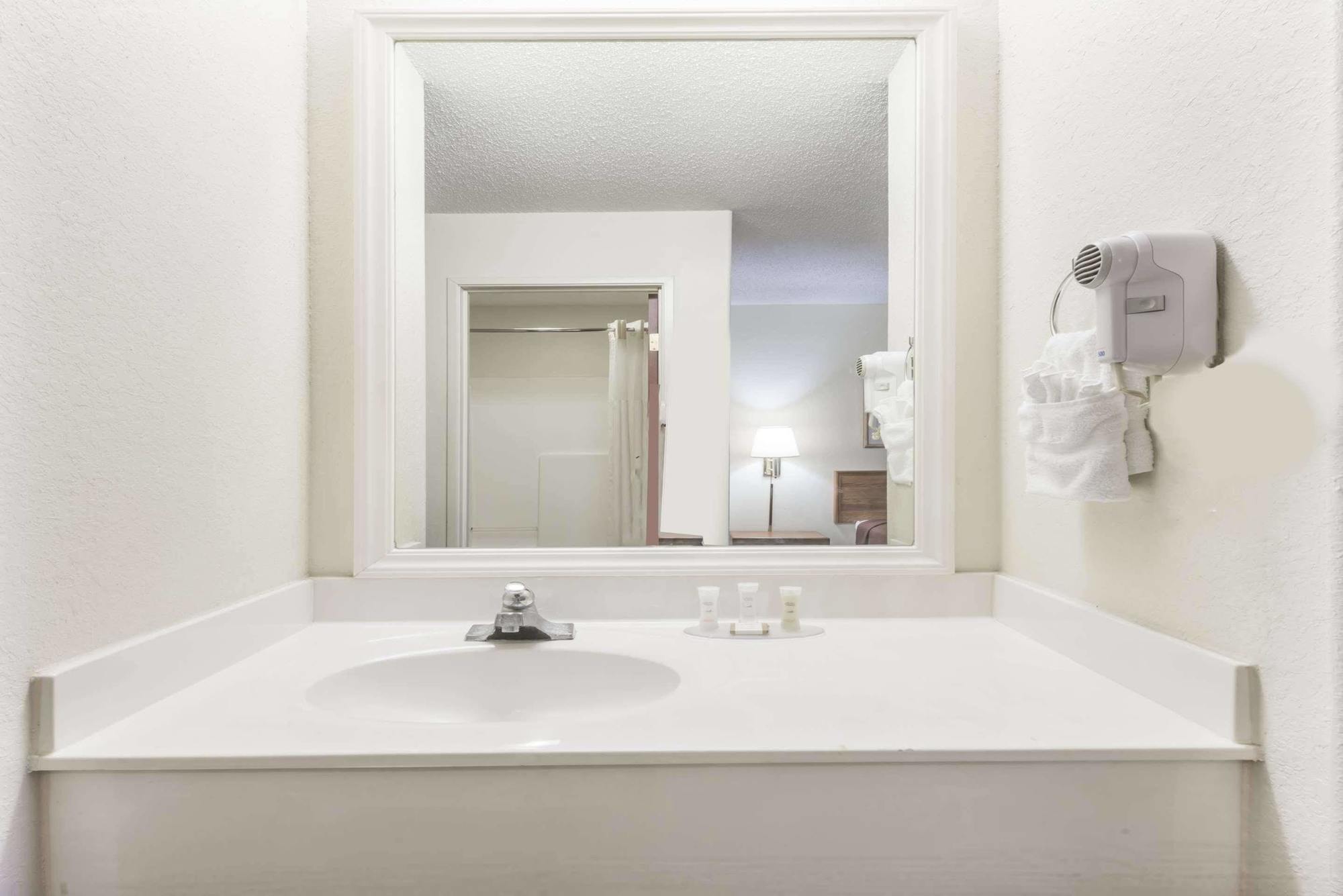 Howard Johnson By Wyndham Iowa La ภายนอก รูปภาพ