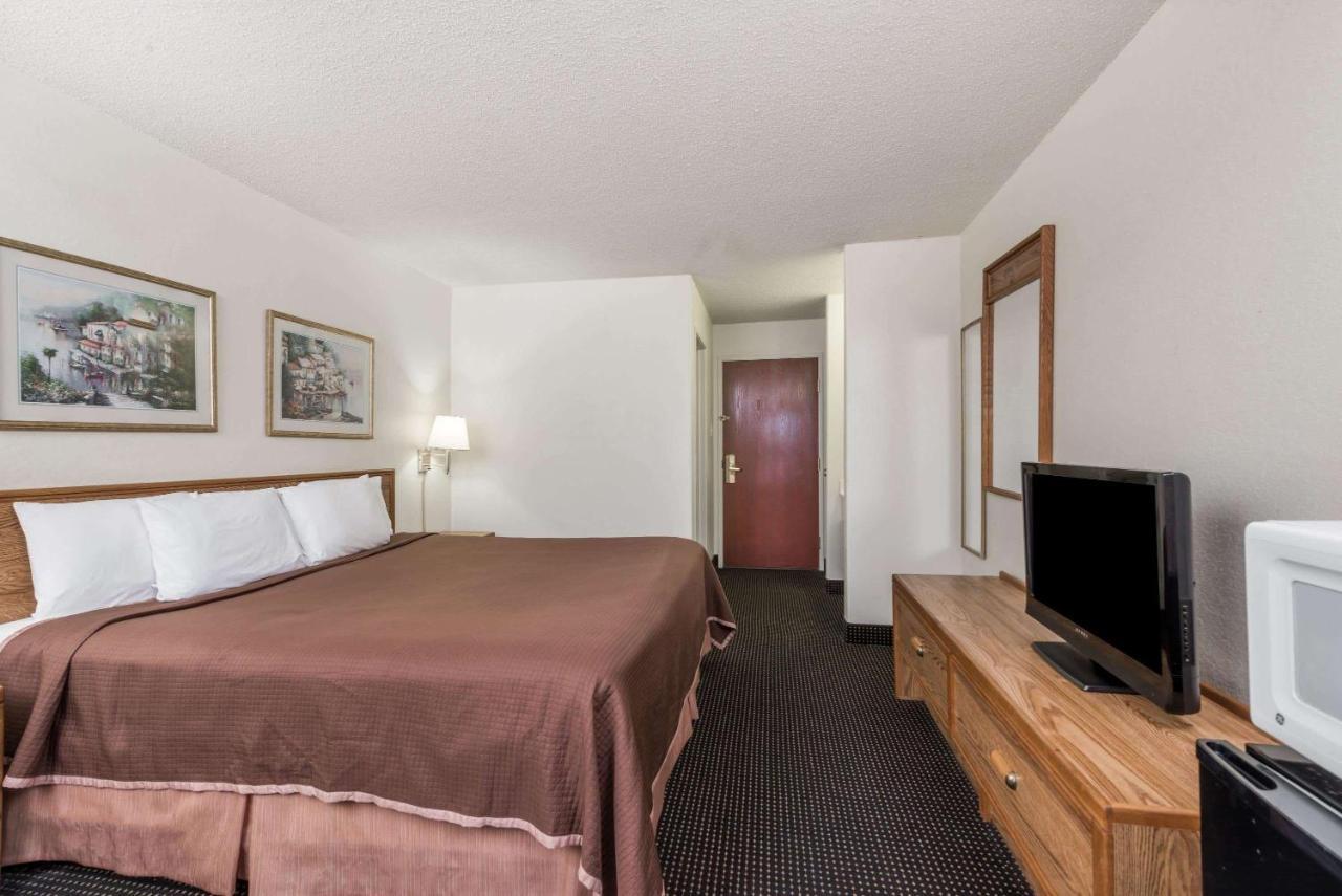Howard Johnson By Wyndham Iowa La ภายนอก รูปภาพ