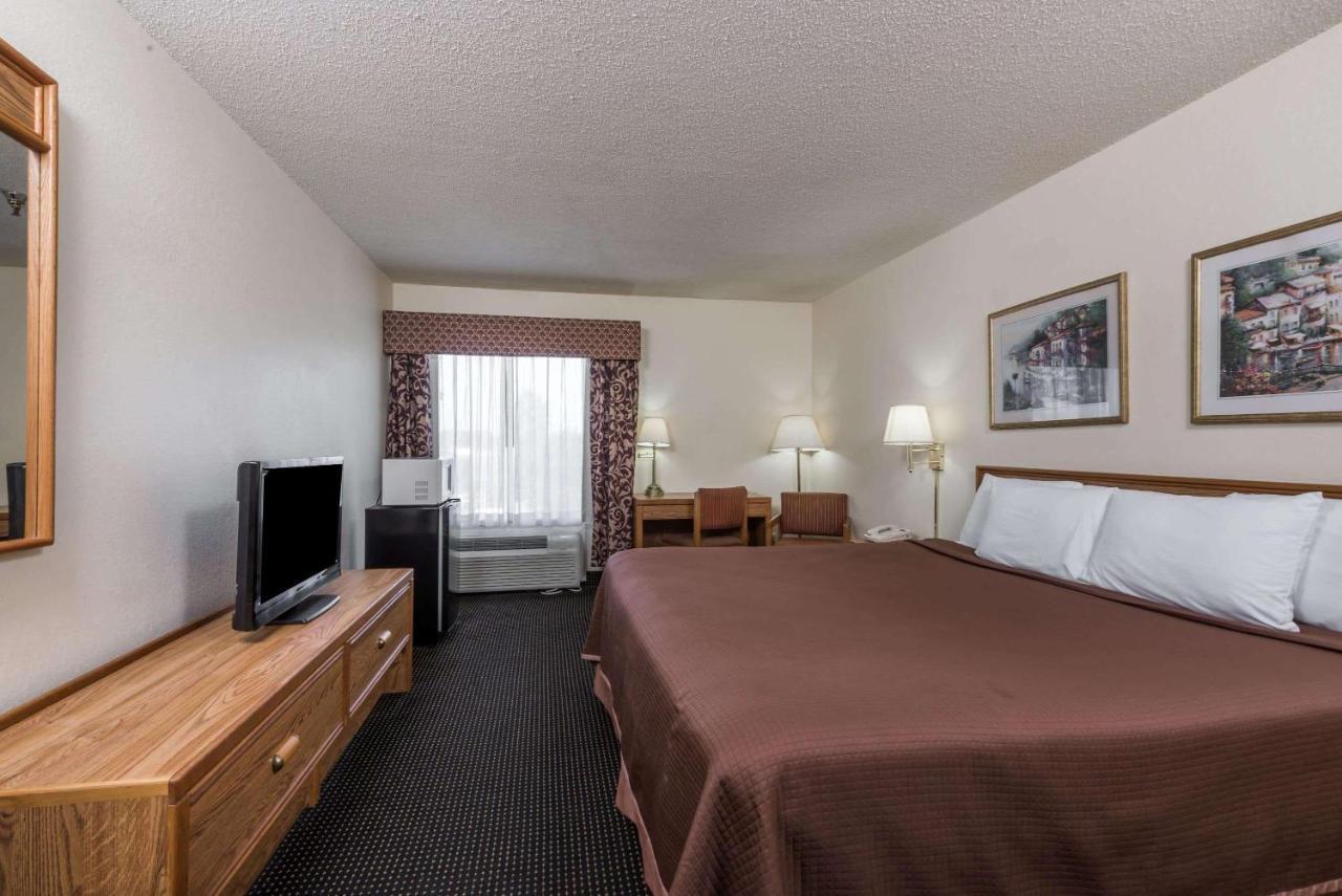 Howard Johnson By Wyndham Iowa La ภายนอก รูปภาพ